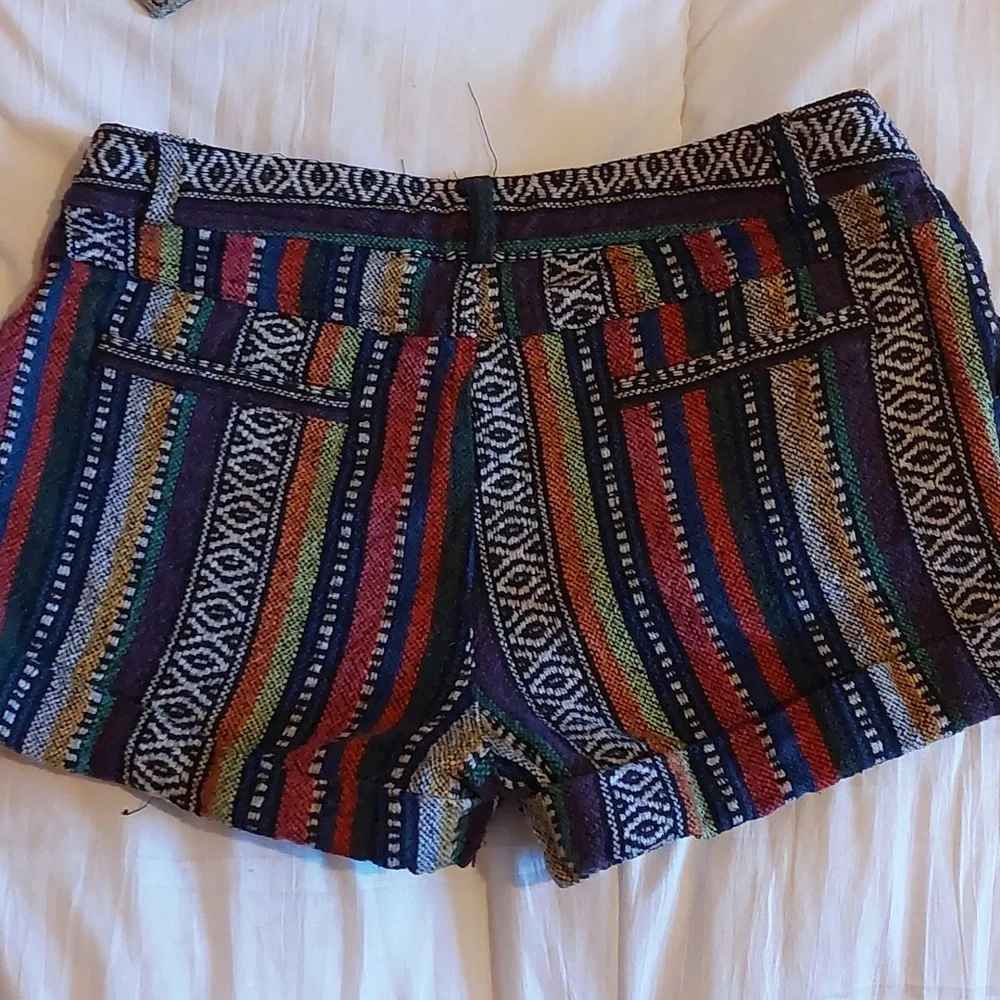 XS Shorts in a cool print - Picture 3 of 3